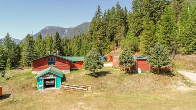 2276 Highway 6, House detached with 2 bedrooms, 3 bathrooms and null parking in Central Kootenay H BC | Image 1