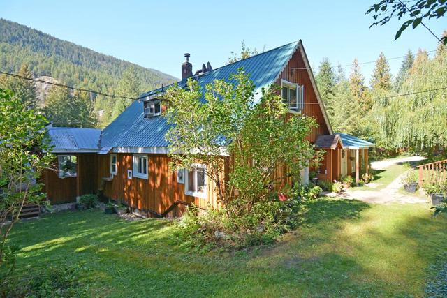 5730 Cedar Creek Road, House detached with 3 bedrooms, 3 bathrooms and null parking in Central Kootenay H BC | Image 2