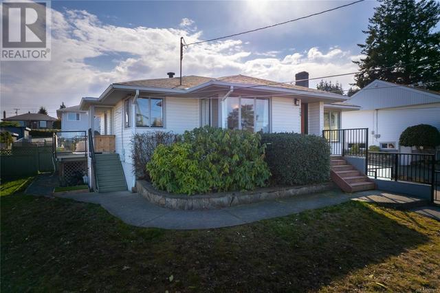 749 Drake St, House detached with 4 bedrooms, 2 bathrooms and 4 parking in Nanaimo BC | Image 2