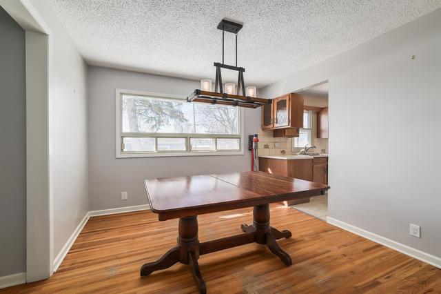 7 Manor Road Sw, House detached with 4 bedrooms, 2 bathrooms and 3 parking in Calgary AB | Image 8