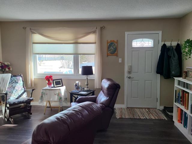 9600 99 Avenue, House detached with 2 bedrooms, 1 bathrooms and 4 parking in Sexsmith AB | Image 3