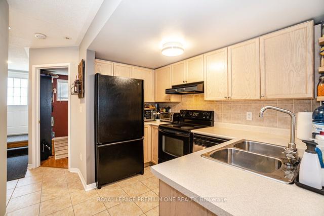 16 - 20 Turntable Cres, Townhouse with 3 bedrooms, 2 bathrooms and 2 parking in Toronto ON | Image 2