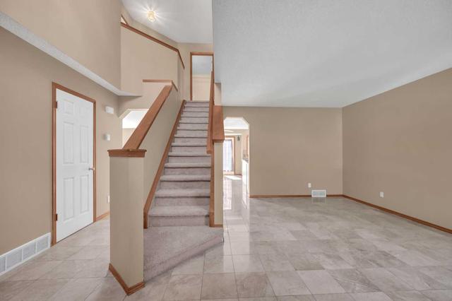 9982 Hidden Valley Drive Nw, House detached with 4 bedrooms, 2 bathrooms and 5 parking in Calgary AB | Image 5