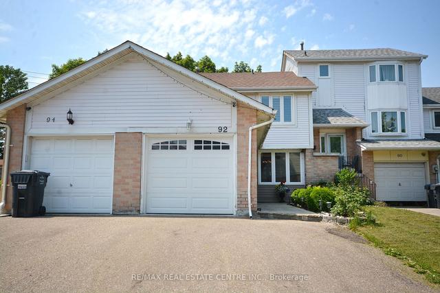 92 Courtleigh Sq, House attached with 3 bedrooms, 3 bathrooms and 3 parking in Brampton ON | Image 1