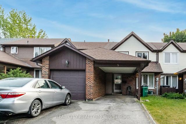 5 Barrington Cres, House attached with 3 bedrooms, 2 bathrooms and 3 parking in Brampton ON | Image 1