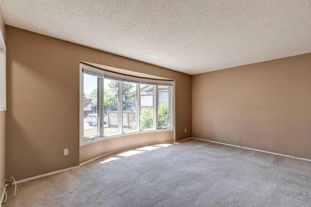 132 Woodford Drive Sw, House detached with 4 bedrooms, 2 bathrooms and 2 parking in Calgary AB | Image 11