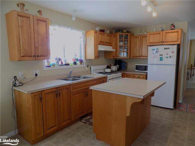 22 Kitchen Road S, House detached with 2 bedrooms, 1 bathrooms and null parking in Huntsville ON | Image 12