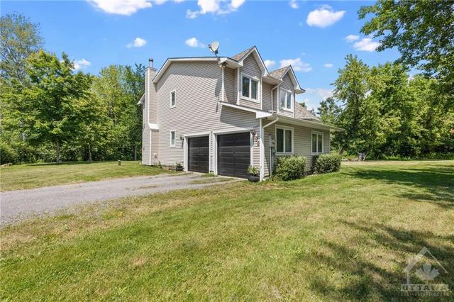 98 Tall Forest Drive, House detached with 3 bedrooms, 3 bathrooms and 6 parking in Ottawa ON | Image 3