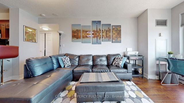 1101 - 11 Lee Centre Dr, Condo with 1 bedrooms, 1 bathrooms and 1 parking in Toronto ON | Image 2