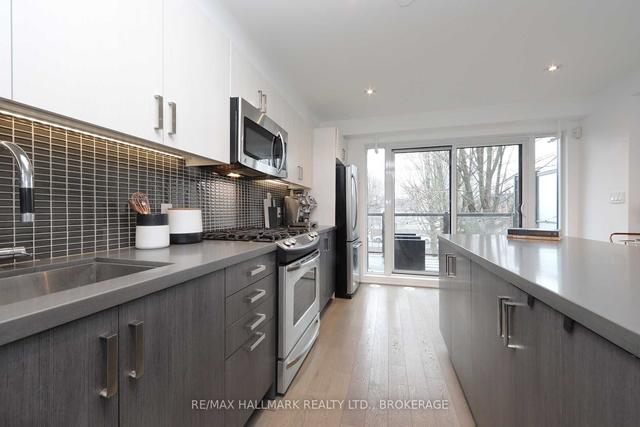 985 Dundas St E, House attached with 2 bedrooms, 3 bathrooms and 1 parking in Toronto ON | Image 5