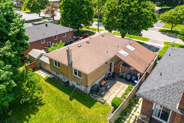 11 Palacky St W, House detached with 3 bedrooms, 2 bathrooms and 3 parking in Toronto ON | Image 23