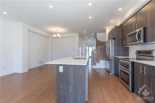 853 Solarium Avenue, Townhouse with 3 bedrooms, 3 bathrooms and 2 parking in Ottawa ON | Image 8