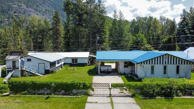 515 Baker Avenue, House detached with 3 bedrooms, 2 bathrooms and null parking in Salmo BC | Image 2