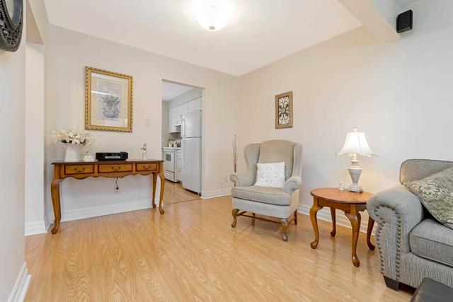 68 Morley Cres E, Townhouse with 3 bedrooms, 2 bathrooms and 2 parking in Brampton ON | Image 2