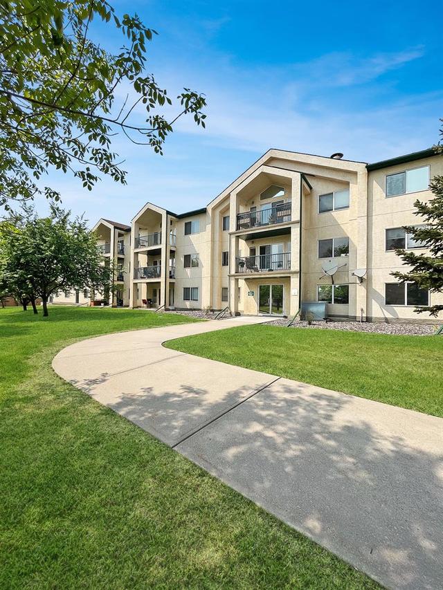 207 - 9111 104 Avenue, Condo with 2 bedrooms, 2 bathrooms and 1 parking in Grande Prairie AB | Image 3