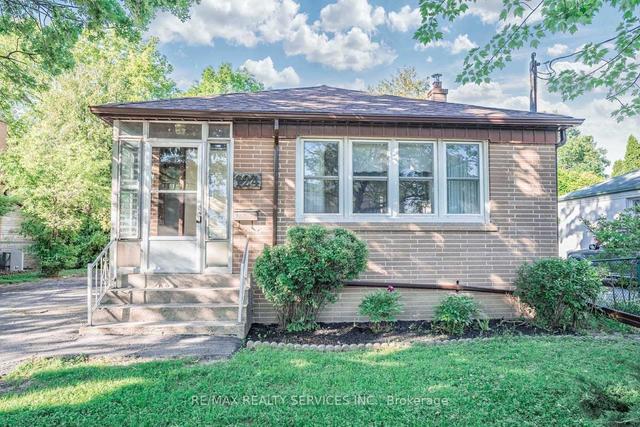 124 Mcmurchy Ave S, House detached with 3 bedrooms, 1 bathrooms and 5 parking in Brampton ON | Image 1