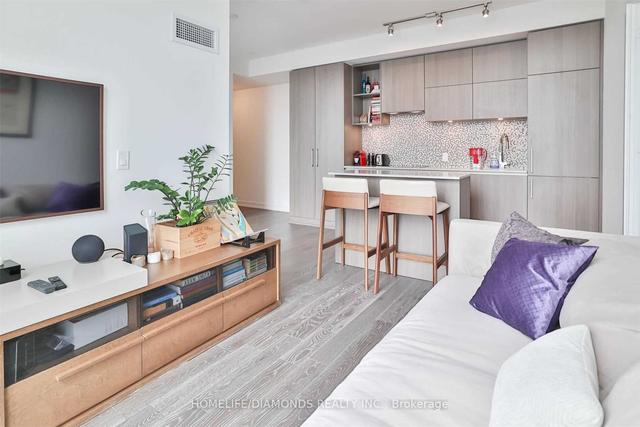 3302 - 1 Yorkville Ave, Condo with 2 bedrooms, 2 bathrooms and 1 parking in Toronto ON | Image 2