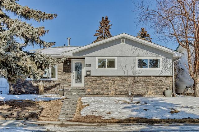 4652 Namaka Crescent Nw, House detached with 3 bedrooms, 2 bathrooms and 4 parking in Calgary AB | Image 1