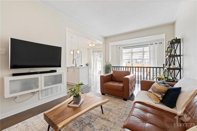 452 Ashbourne Crescent, Townhouse with 3 bedrooms, 3 bathrooms and 3 parking in Ottawa ON | Image 5