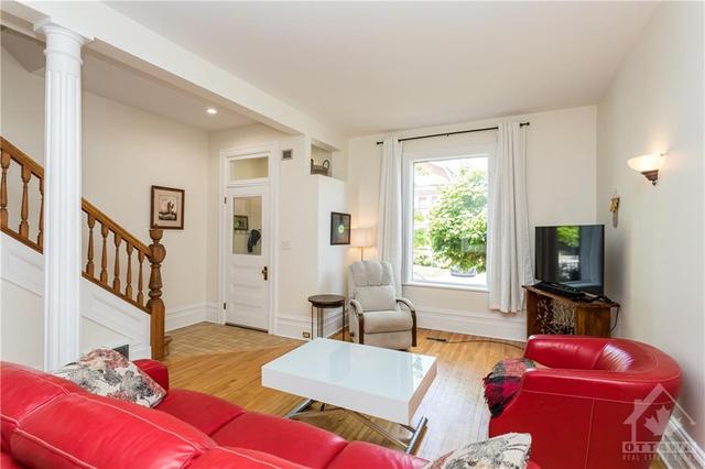 68 Fourth Avenue, Townhouse with 3 bedrooms, 2 bathrooms and 2 parking in Ottawa ON | Image 5