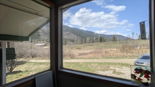 6771 Katelnikoff Road, House detached with 2 bedrooms, 1 bathrooms and null parking in Central Kootenay H BC | Image 9