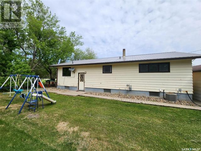 104 1st Avenue N, House detached with 4 bedrooms, 2 bathrooms and null parking in Glenavon SK | Image 2