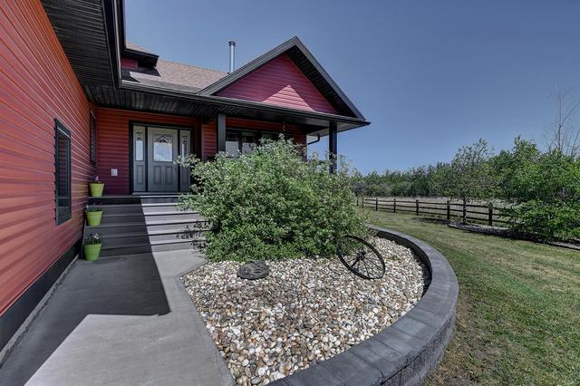 720072 Range Road 54, House detached with 4 bedrooms, 3 bathrooms and 4 parking in Grande Prairie AB | Image 2