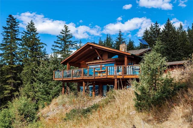 5572 Oyama Lake Road, House detached with 4 bedrooms, 2 bathrooms and 26 parking in Columbia Shuswap F BC | Image 1