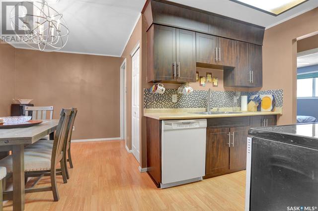 354 Oakview Drive, House detached with 3 bedrooms, 2 bathrooms and null parking in Regina SK | Image 2