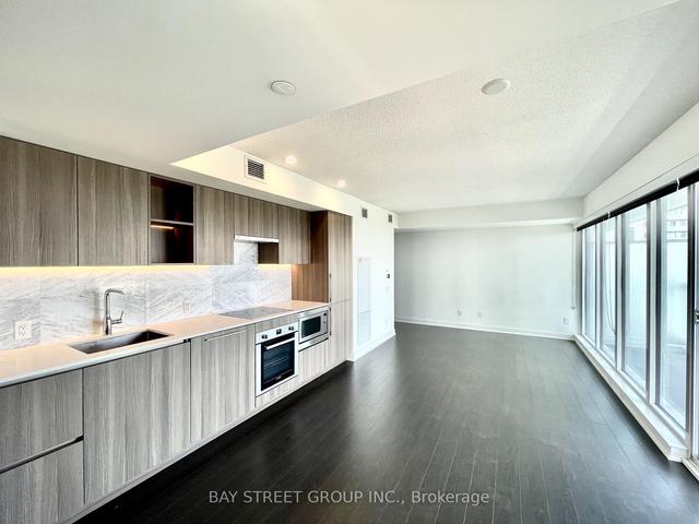 2012 - 19 Bathurst St W, Condo with 2 bedrooms, 2 bathrooms and 1 parking in Toronto ON | Image 8