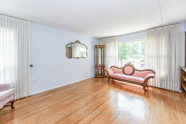 81 West 25th St, House detached with 2 bedrooms, 1 bathrooms and 3 parking in Hamilton ON | Image 2