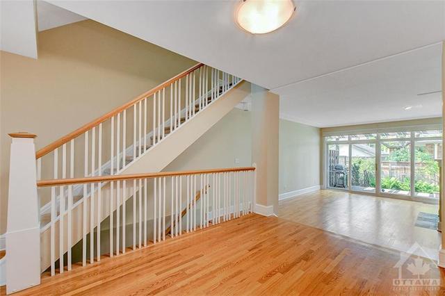 239 Second Avenue, Townhouse with 3 bedrooms, 3 bathrooms and 2 parking in Ottawa ON | Image 4
