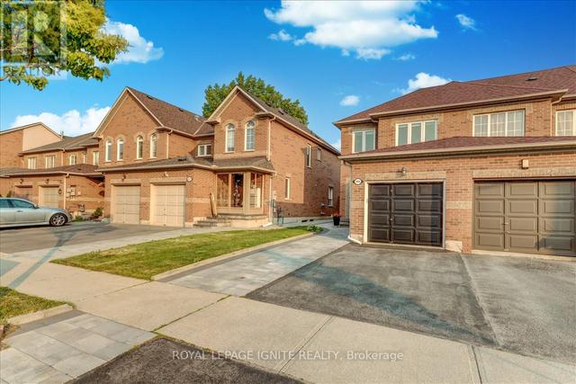 104 Lucena Cres, House attached with 3 bedrooms, 3 bathrooms and 3 parking in Vaughan ON | Image 3