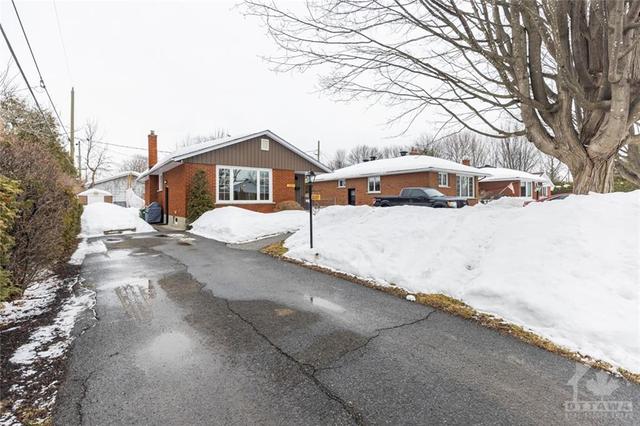 2357 Edwin Crescent, House detached with 3 bedrooms, 1 bathrooms and 3 parking in Ottawa ON | Image 2