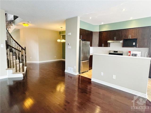 573 Remnor Avenue, Townhouse with 3 bedrooms, 3 bathrooms and 3 parking in Ottawa ON | Image 4