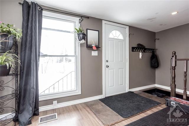 674 De L'eglise Street, House detached with 2 bedrooms, 1 bathrooms and 4 parking in Ottawa ON | Image 3