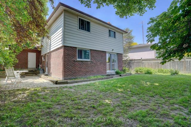 27 Erinlea Cres, House detached with 4 bedrooms, 2 bathrooms and 3 parking in Toronto ON | Image 11