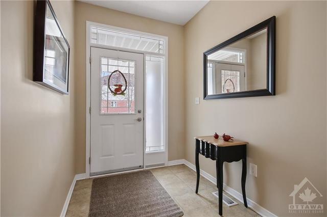 335 Breckenridge Crescent E, Townhouse with 2 bedrooms, 2 bathrooms and 2 parking in Ottawa ON | Image 4