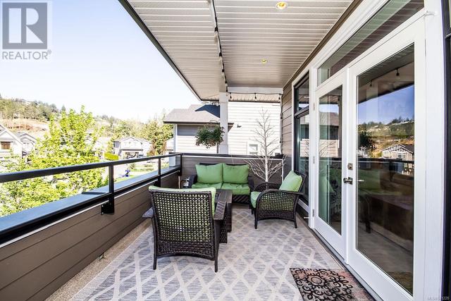 Enjoy morning sun on your front deck. | Image 12