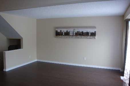 102 Fleetwood Cres, Townhouse with 3 bedrooms, 2 bathrooms and 1 parking in Brampton ON | Image 5