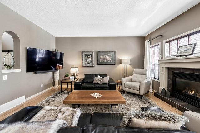 7903 Cougar Ridge Avenue Sw, House detached with 4 bedrooms, 3 bathrooms and 2 parking in Calgary AB | Image 5