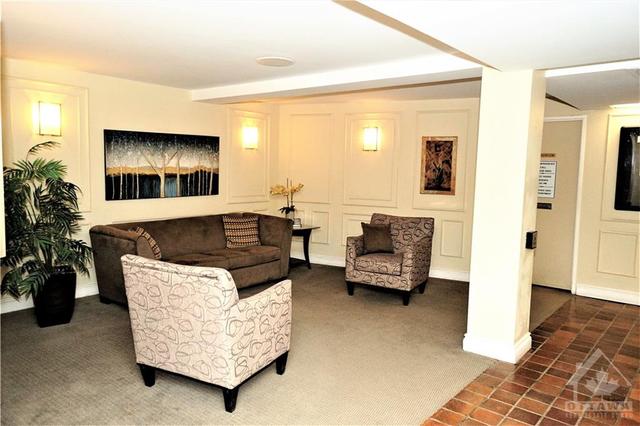 303 - 1356 Meadowlands Drive E, Condo with 2 bedrooms, 1 bathrooms and 1 parking in Ottawa ON | Image 5