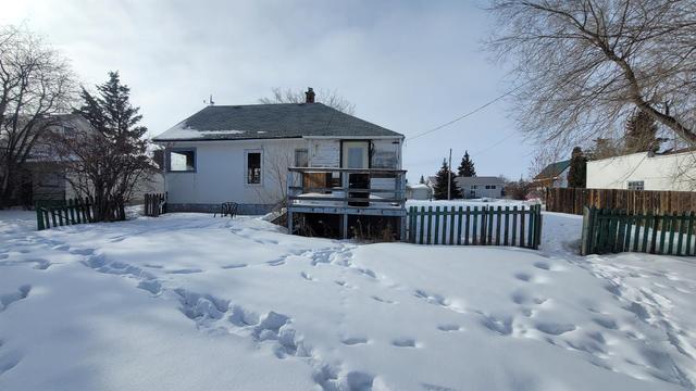 211 Berry Street, House detached with 2 bedrooms, 1 bathrooms and 1 parking in Paintearth County No. 18 AB | Image 2