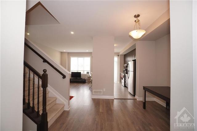 173 Bending Way, Townhouse with 3 bedrooms, 3 bathrooms and 2 parking in Ottawa ON | Image 5