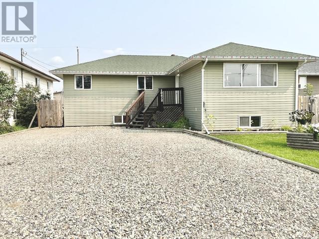10615 102 Street, House detached with 5 bedrooms, 2 bathrooms and null parking in Taylor BC | Image 1