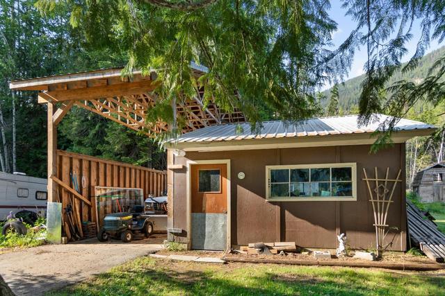 2466 Cunningham Road, House detached with 3 bedrooms, 2 bathrooms and null parking in Central Kootenay H BC | Image 29