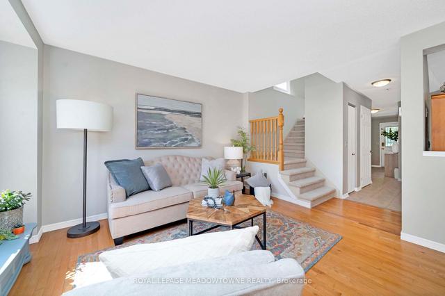 61 Calvin Crt, House attached with 3 bedrooms, 1 bathrooms and 3 parking in Cambridge ON | Image 4