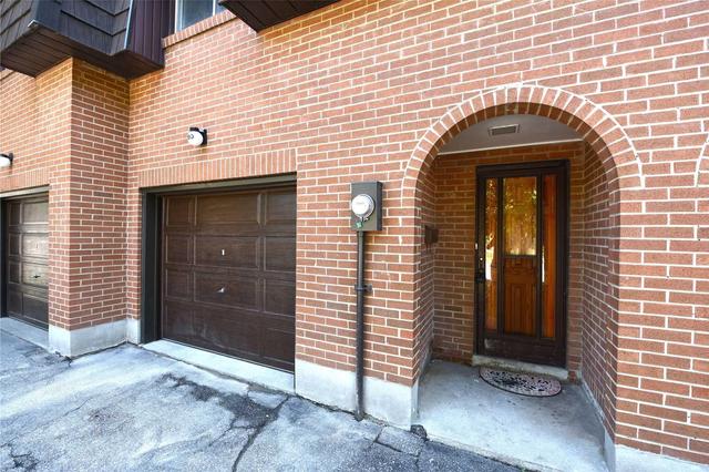 80 Darras Crt, Townhouse with 4 bedrooms, 2 bathrooms and 1 parking in Brampton ON | Image 3