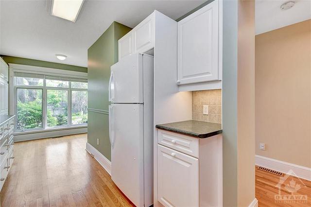 239 Second Avenue, Townhouse with 3 bedrooms, 3 bathrooms and 2 parking in Ottawa ON | Image 11
