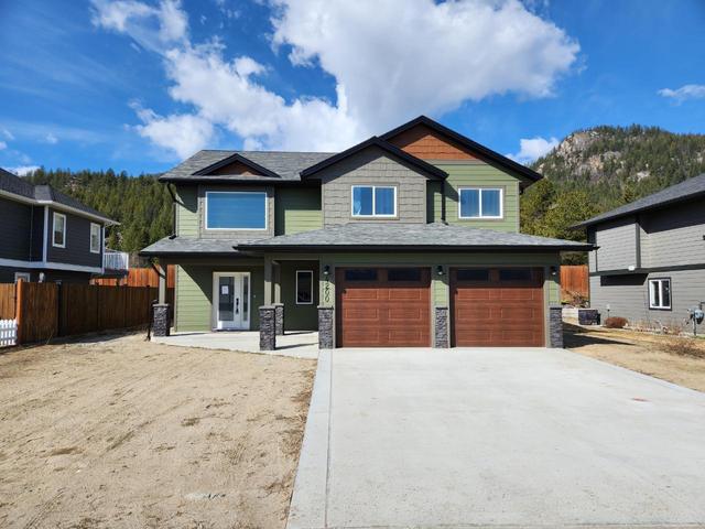 4200 16th Avenue, House detached with 5 bedrooms, 3 bathrooms and null parking in Castlegar BC | Image 2